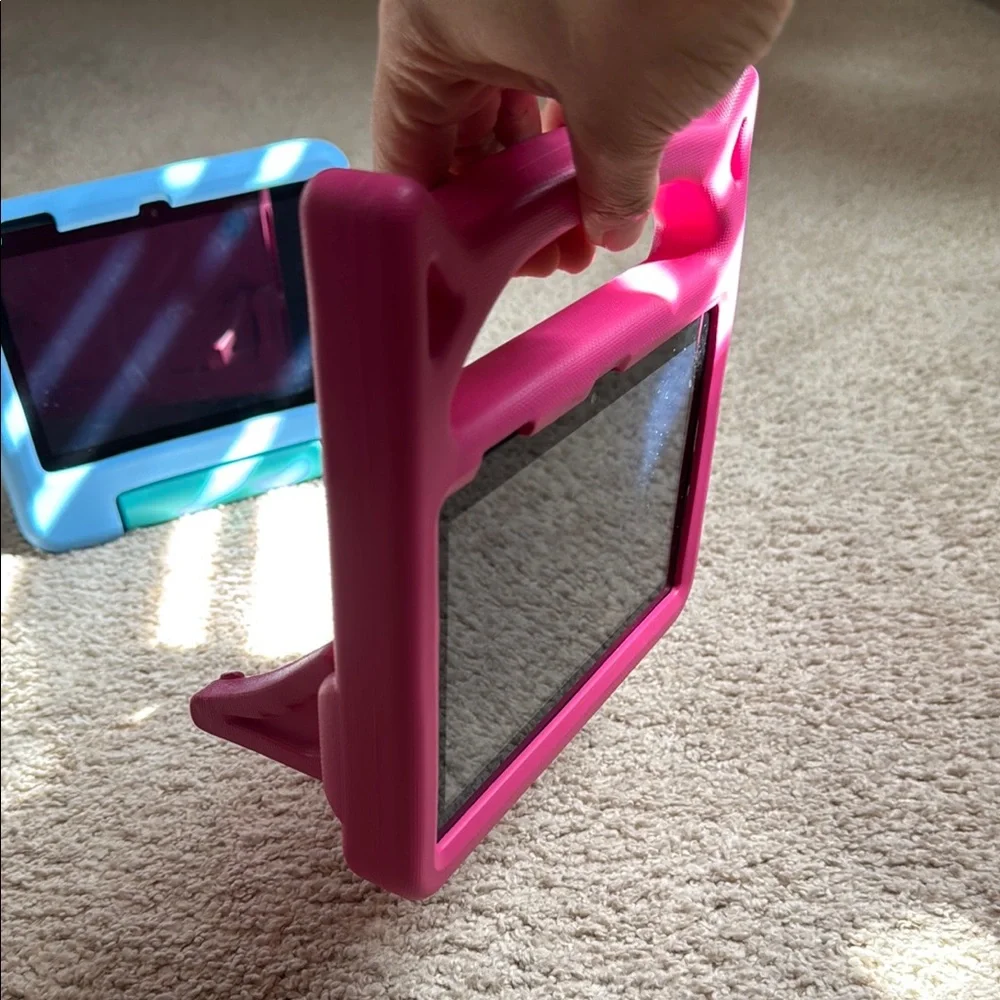 Fire 7 Tablet (16 GB) + Standing Case